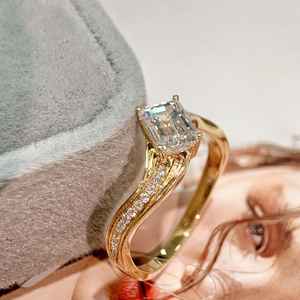 แหวนเพชรทรงเอเมอรัลด์ 1 กะรัต ผลิตในห้องปฏิบัติการ ได้รับการรับรองจาก IGI แหวนทองคำแท้ 14k ดีไซน์โค้งมน สำหรับผู้หญิง เหมาะเป็นของขวัญเซอร์ไพรส์สำหรับเธอ - Product Image 4