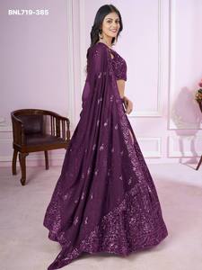 Magnífico conjunto de lehenga-choli morado con lentejuelas y bordados de hilo, estilo georgette, proveedor de moda femenina de la India. - Product Image 3