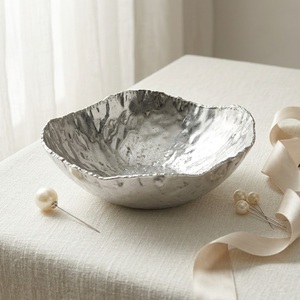 Bol de service moderne et unique en aluminium, fait main, avec bordure argentée déchirée, pour décoration d'intérieur de luxe, pièce maîtresse asymétrique - Product Image 5