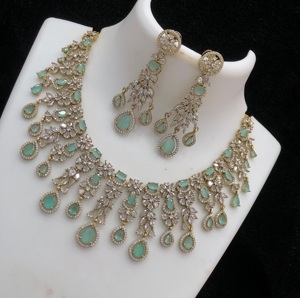 Juego de Collar y Aretes de Lujo en Latón Chapado en Oro Mate con Circonitas, para Mujeres y Niñas, Colección para Fiestas y Bodas - Product Image 3