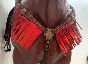 Ensemble de selle de cheval western en cuir rouge personnalisé avec incrustation de strass en cristal, design léger et harnais d'équitation faits à la main - Product Image 5