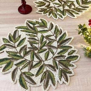 Set de Napperons Décoratifs Faits Main en Tissu Forme Feuille 450mm – Collection Classique - Product Image 1