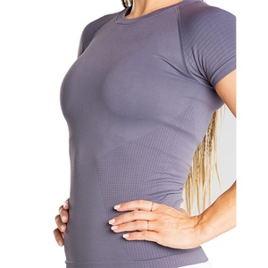 T-shirt gris à manches courtes et col rond pour femme, en tricot, coupe ajustée, avec détail froncé, style sportif décontracté, idéal pour la gym - Product Image 4