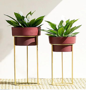 Maceta minimalista gris con un pedestal alto y elegante de metal negro, disponible a precios de mayorista para espacios contemporáneos. - Product Image 2