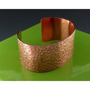 Boutons de manchette et bracelets en laiton et cuivre anciens, conçus par des artisans, accessoires de mode en cristal avec un design détaillé - Product Image 1