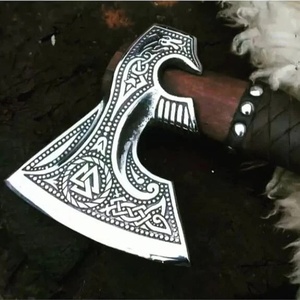 Axe Viking à barbe faite à la main A&M ENTERPRISES avec tête en acier gravée de nœuds nordiques, manche en bois enveloppé de tissu noir - Product Image 3