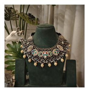 Ensemble collier et boucles d'oreilles en imitation perle plaqué or traditionnel pour femmes |   Collier ras du cou ethnique multicolore de luxe pour un anniversaire - Product Image 1