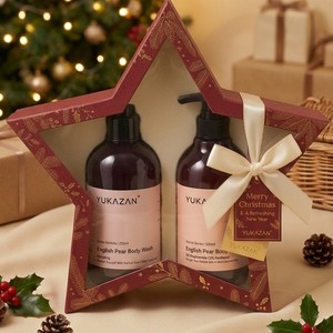 Set de Regalo Navideño Yukazan: Gel de Ducha English Pear 230ml, Loción Corporal 300ml, Perfume de Marca Oficial, Refrescante, Hidratante y Limpiador - Product Image 2