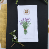Un bouquet floral élégant transforme cette nappe en un objet d'art textile pratique.