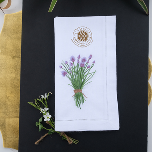 Un bouquet floral élégant transforme cette nappe en un objet d'art textile pratique. - Product Image 1