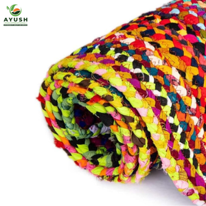 Alfombras redondas de 130 cm en tonos neutros, hechas de yute y telas de algodón teñido, personalizables para usar como base para mesa de café. - Product Image 4