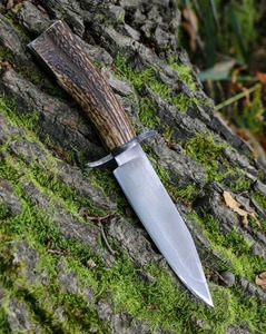 Cuchillo Bowie hecho a mano en acero al carbono con mango de cuerno y funda de cuero. - Product Image 4