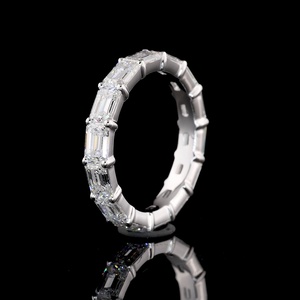 Anillo de Eternidad Horizontal Personalizado con Diamantes de Laboratorio de 4 Quilates, Certificado IGI, Corte Esmeralda, Montura Compartida de Platino y Oro de 14K, para Novia - Product Image 4