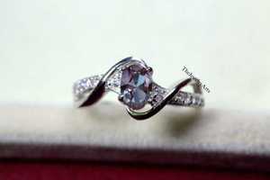 Bague de fiançailles vintage pour femme en argent 925 avec Alexandrite 7x5mm VVS taille ovale, sertie de griffes et pierres latérales en zircon cubique, troisième partie - Product Image 5