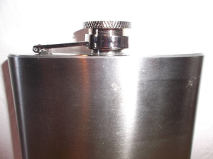 Petaca Metálica de Alta Calidad con Tapa de Rosca Segura para Uso en Exteriores - Product Image 4