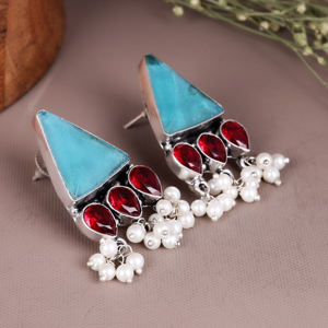 ต่างหูทรงสามเหลี่ยมสไตล์โบฮีเมียนชนเผ่าประดับคริสตัลสีแดงและมุกสำหรับผู้หญิง ทำจากทองเหลืองชุบเงินออกซิไดซ์ - Product Image 3