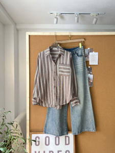 Chemise décontractée à manches longues boutonnée à rayures verticales surdimensionnée pour femmes SUBICI S105, vente en gros, 10 couleurs - Product Image 2