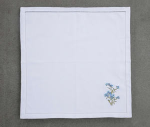 Linge pur lin avec broderie de narcisses, symbole de renouveau, idéal pour rafraîchir les espaces repas, les célébrations printanières et les tables élégantes. - Product Image 4