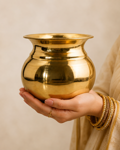 Pot décoratif traditionnel indien en laiton pur pour les rituels de Puja, le culte au temple et la décoration spirituelle de la maison - Product Image 3