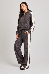 Ensemble de survêtement 2 pièces pour femme, imprimé léopard graphite, sweat à capuche premium et pantalon large, style streetwear décontracté - Product Image 4