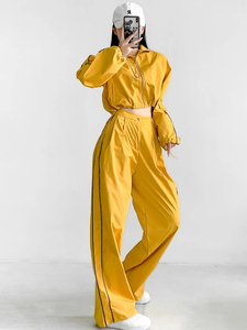 Ensemble survêtement coupe-vent pour femme avec veste courte personnalisée, bleu marine avec passepoil blanc et pantalon plissé à jambe large, style streetwear, vente en gros - Product Image 1