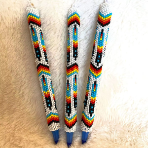 Bolígrafo de Lujo Hecho a Mano con Cuentas de Semillas, Diseño Personalizado, Opciones Multicolor, Uso Promocional Escolar, Seda - Product Image 1
