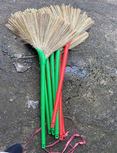 Escoba Eco2go Vietnam de Alta Resistencia y Ligera para Limpieza de Pisos en Interiores y Exteriores - Escoba con Mango de Madera Directo de Fábrica - Product Image 6
