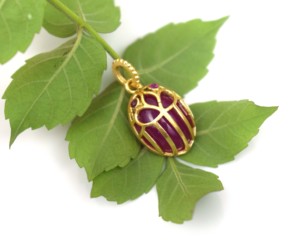 Pendentif Scarabée Minuscule en Or 18K Fait Main avec Sertissage Clos et Pierres Précieuses Multicolores, Style Bohème pour Femme et Unisexe, Idéal Soirée, Certifié IGI - Product Image 3
