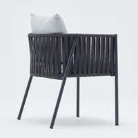 Fauteuil de salon moderne en corde avec pieds en métal, dossier solide et accoudoirs rembourrés, design tropical, siège de loisirs extérieur