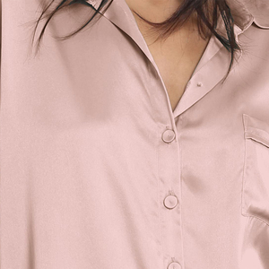 Ensemble de pyjama de luxe en satin de soie avec logo en tissu sur le devant, chemise et short avec poches, pour femme, vente en gros, collection été - Product Image 4
