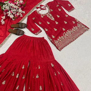 Présentation du nouveau ensemble haut-pantalon palazzo et dupatta de créateur pour les occasions spéciales, orné de sequins. - Product Image 1