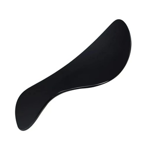 Masseur facial Gua Sha en corne de buffle, planche de grattage faciale, matériau naturel fait à la main pour les soins de la peau - Product Image 1