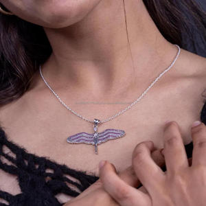 Exclusivo Colgante de Libélula Estilo Hip Hop con Incrustaciones de Diamantes Cultivados en Laboratorio y Detalles en Púrpura - Product Image 4