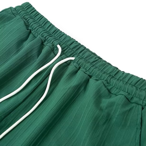 ชุดเสื้อโปโลถักสไตล์วินเทจสำหรับผู้ชายฤดูร้อน ชุดเสื้อยืดและกางเกงขาสั้นพร้อมโลโก้ด้านหน้าแบบกำหนดเอง ODM - Product Image 4