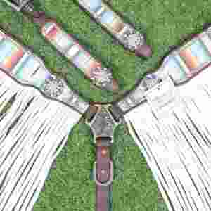 Conjunto de cabezada y pechera Western: Cuero con estampado Serape, flecos blancos, concho brillante - Product Image 3
