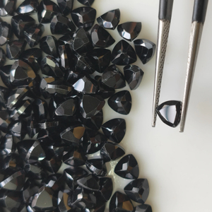 สปิเนลสีดำธรรมชาติ 5 มม. ทรงทริลเลียนคัท คุณภาพดีที่สุด พลอยหลวมที่ได้รับการรับรองสำหรับทำเครื่องประดับ รีดดิ้ง เมาน์เทน เจมส์ - Product Image 3