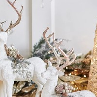 Figurines de rennes de Noël élégantes en aluminium moulé blanc avec bois de cerf doré et accents de pin – Décoration de Noël de luxe