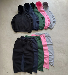 Survêtement personnalisé en molleton de coton épais 500 GSM pour homme, comprenant un sweat à capuche zippé oversize et un pantalon de survêtement large, style streetwear, modèle vierge - Product Image 1
