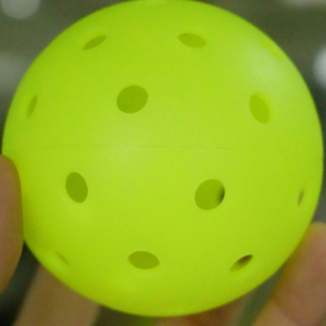 Balles de pickleball OEM, 40 trous, 26g, moulées en une seule pièce, approuvées USAPA, pour tournois intérieurs et extérieurs - Product Image 1