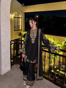 Ensemble prêt-à-porter entièrement cousu en crêpe français avec broderie Zari et dentelle à pompons, comprenant un haut et un pantalon palazzo avec dupatta. - Product Image 4