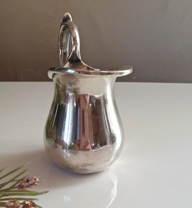 Jarra de acero inoxidable plateada estándar, funcional y perfecta para uso diario en el hogar, catering, restaurantes y servicio a la habitación. - Product Image 4