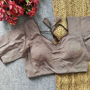 Blusa lista para usar de algodón y seda con trabajo Zari, diseño a cuadros, mangas cortas y cuello en V con detalles de lazo en la espalda. - Product Image 3