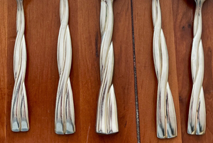 Nouvel ensemble de couverts en acier inoxydable au design moderne, finition miroir argenté, lot de 5 avec poignée torsadée à prix raisonnable - Product Image 5