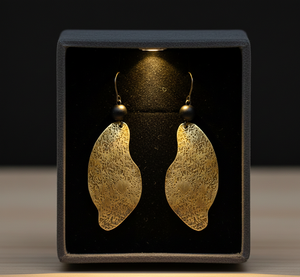 ต่างหูทองเหลืองรูปใบไม้โค้งมน งานแฮนด์เมด ผิวสัมผัสสีทอง ประดับลูกปัดสีดำ ทนทานต่อการเปลี่ยนสี ดีไซน์ทันสมัย เหมาะสำหรับงานปาร์ตี้ของผู้หญิง - Product Image 2