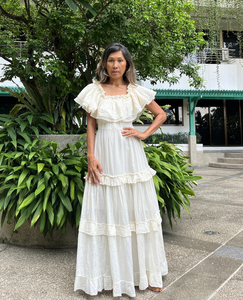Vestido Maxi Bohemio Blanco con Hombros Descubiertos, Volantes en Capas, Cintura Fruncida, Dobladillo con Volantes, Algodón Orgánico Ecológico para Playa - Product Image 3