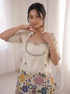 Ensemble Salwar en soie beige brodé de fleurs pour femmes, Kurta et pantalon Palazzo, tenue élégante décontractée pour les fêtes, vêtements sur mesure - Product Image 2