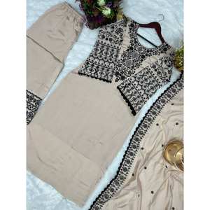 Ensemble haut-bas et dupatta pour femmes avec broderie fantaisie et travail de séquence - Product Image 4