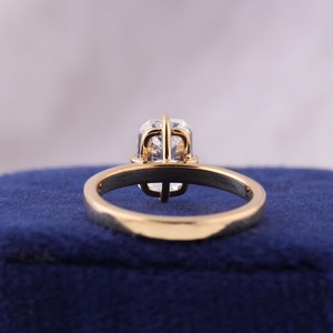 Anillo de Compromiso Solitario de Oro Amarillo de 14k con Diamante Cultivado en Laboratorio de 3 Quilates con Corte Ashoka, Certificado IGI, Diseño Cruzado de Lujo - Product Image 2