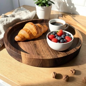 Plateau de service en bois de fournisseur indien avec bords surélevés polis et poignées confortables pour le petit-déjeuner, le café et les collations – En vente - Product Image 1