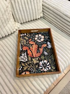 Bandeja de Madera Decorativa Redonda con Diseño Floral Único Hecha a Mano, Bandeja de Madera de Olivo y Acacia - Product Image 2